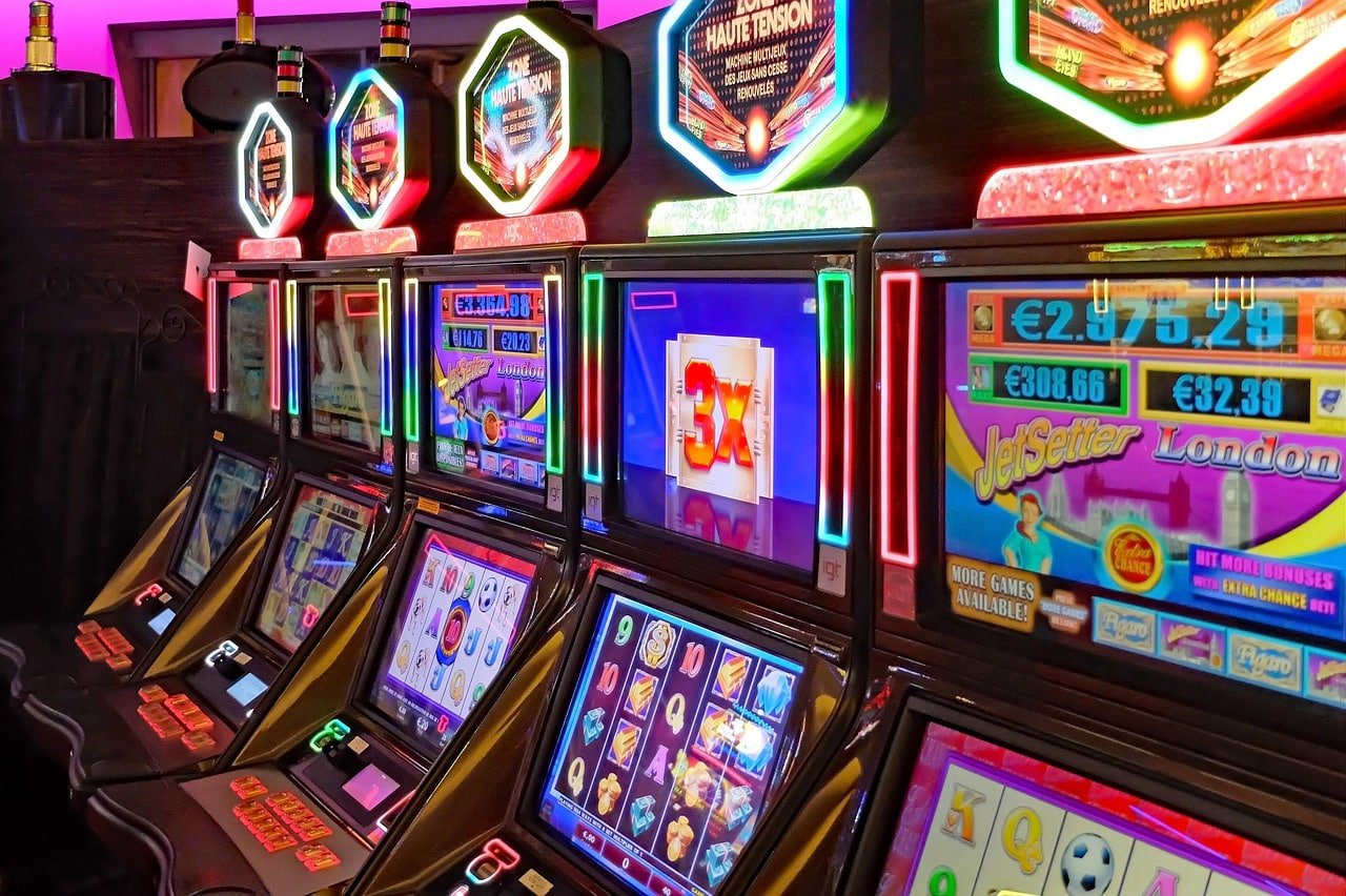 apk 222 lobby sections showing casino-style entertainment and user navigation cues